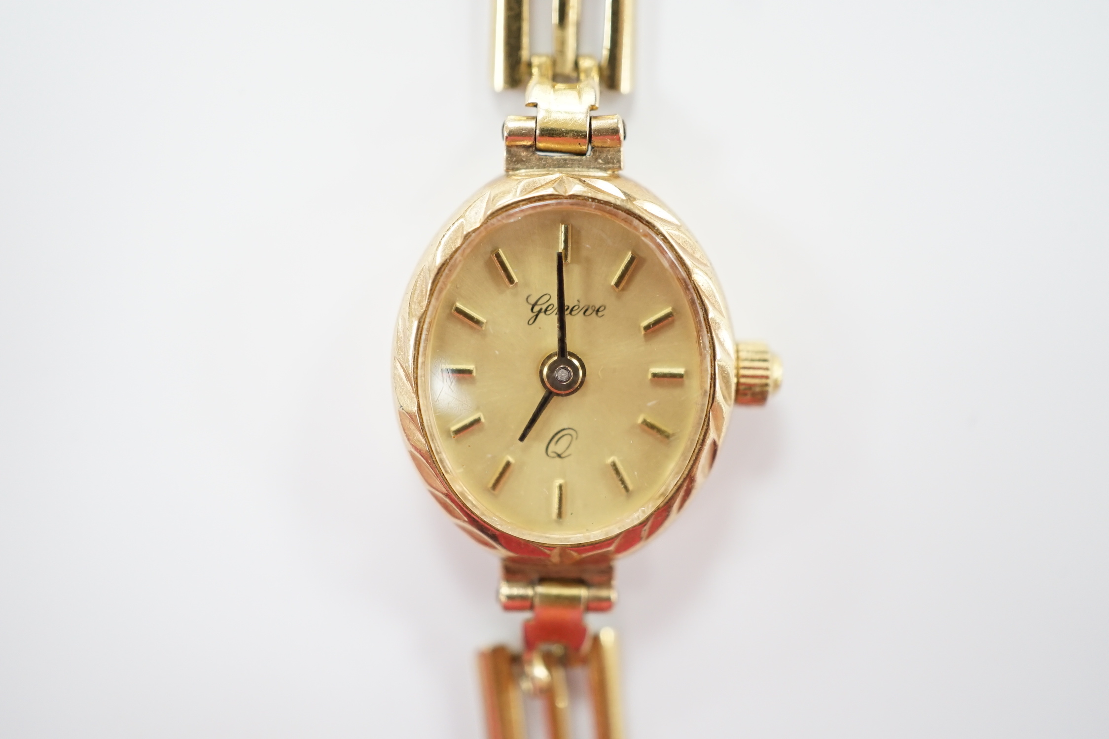 A lady's 9ct quartz wrist watch, on a 9ct gold bracelet, overall length 18cm